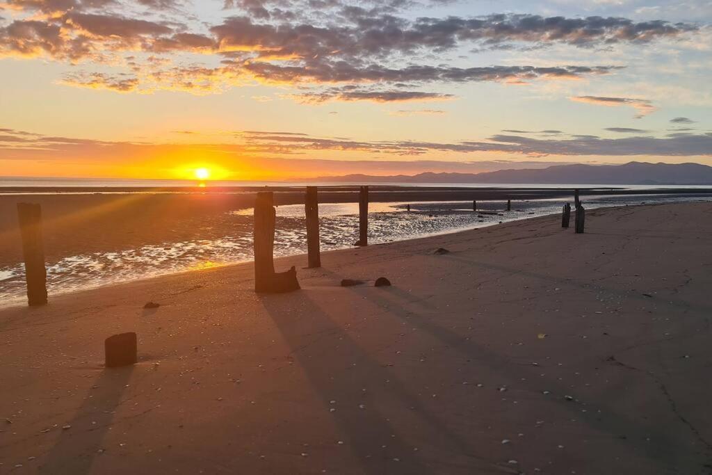 Beachfront Escape Collingwood Bagian luar foto